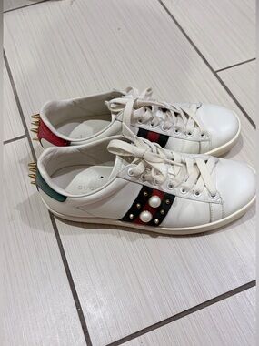 Gucci white Leather Low-Top Sneakers with Red & Green Accents